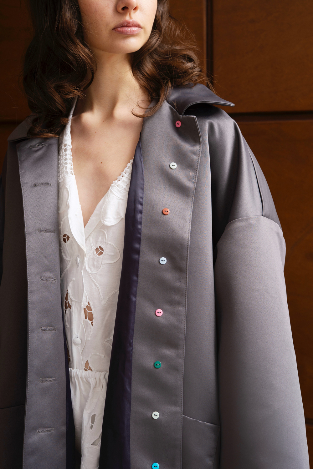 Атласный плащ с вышивкой лебедя