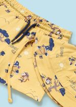 футболка с шортами и панамкой