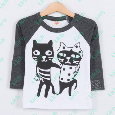 Лонгслив двухцветный с контрастными принтами котов и заплатками