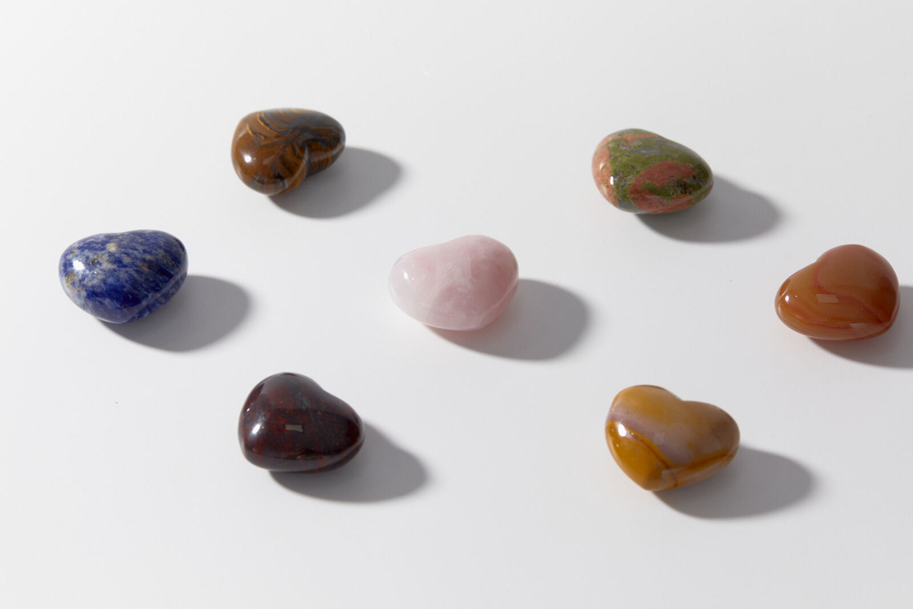 Сердечки из сердолика и горного хрусталя