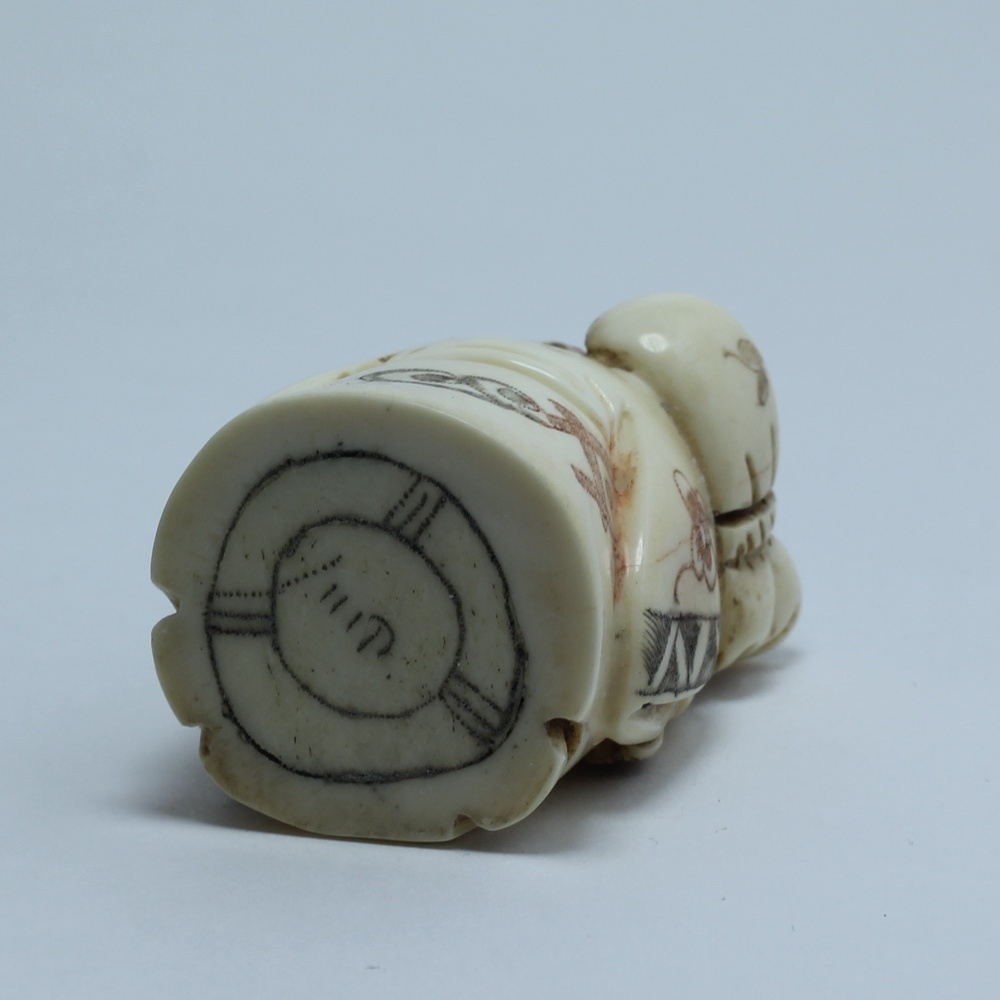 Нэцкэ Фукурокудзю с мешком волшебного риса и веером