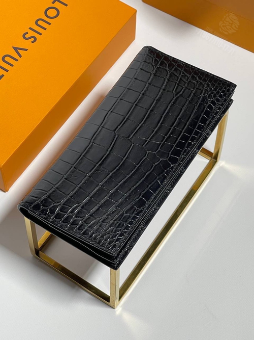 Бумажник Louis Vuitton из кожи крокодила