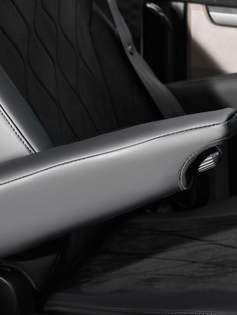 Чехлы Люкс MAN TGX, TGS с 2021 года без регулировки ремня безопасности водителя по высоте (экокожа, черный, черная вставка)