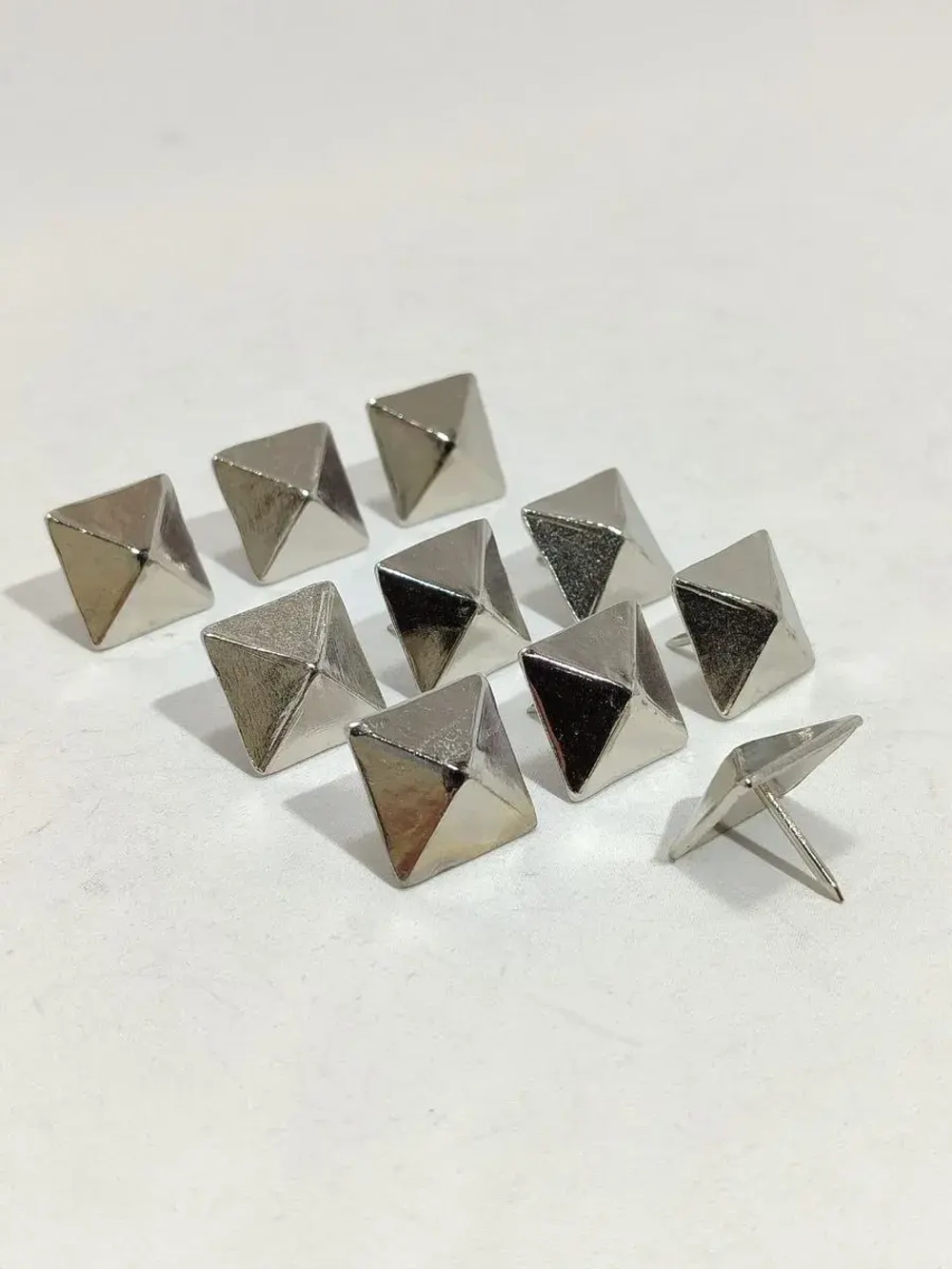 Гвозди мебельные с декоративной шляпкой большие