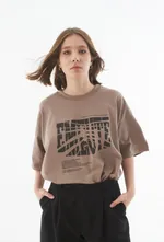 Футболка Une Petite Emeute Broken Emeute темно-бежевая