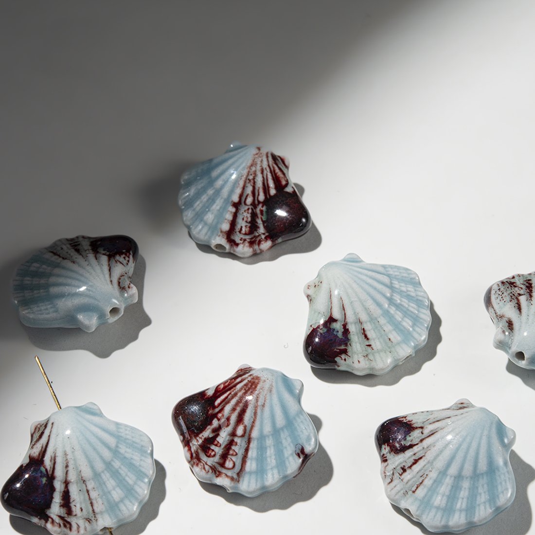 Бусина в форме ракушки, 28,6*31,8мм, бордово-голубая, глазурированный фарфор