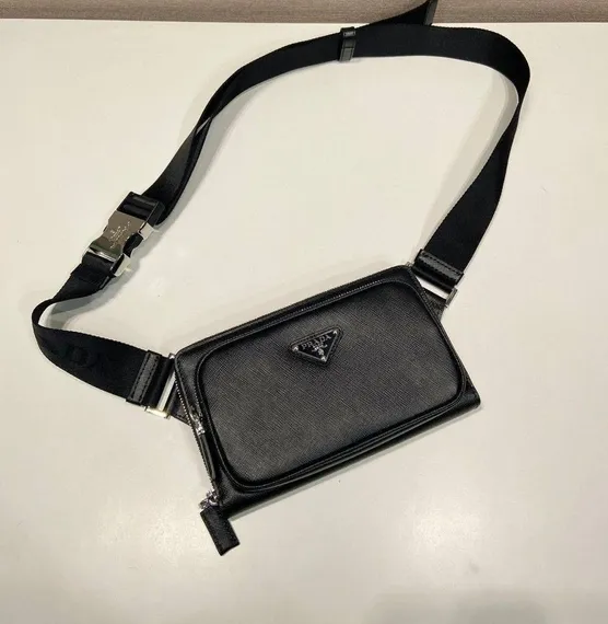 Сумка на пояс Prada черный из кожи saffiano