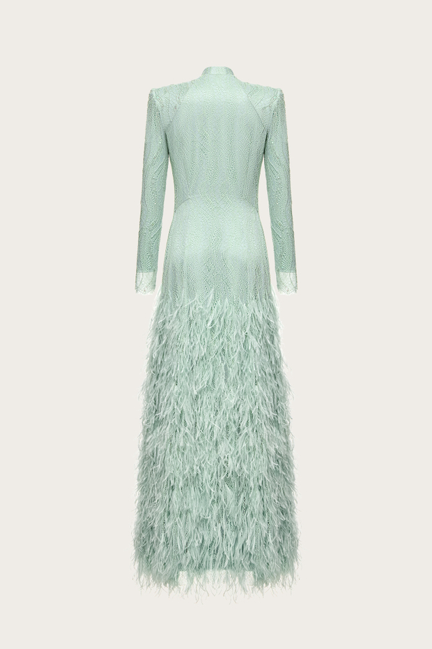 Платье из французского кружева, декорированное перьями, бисером и пайетками