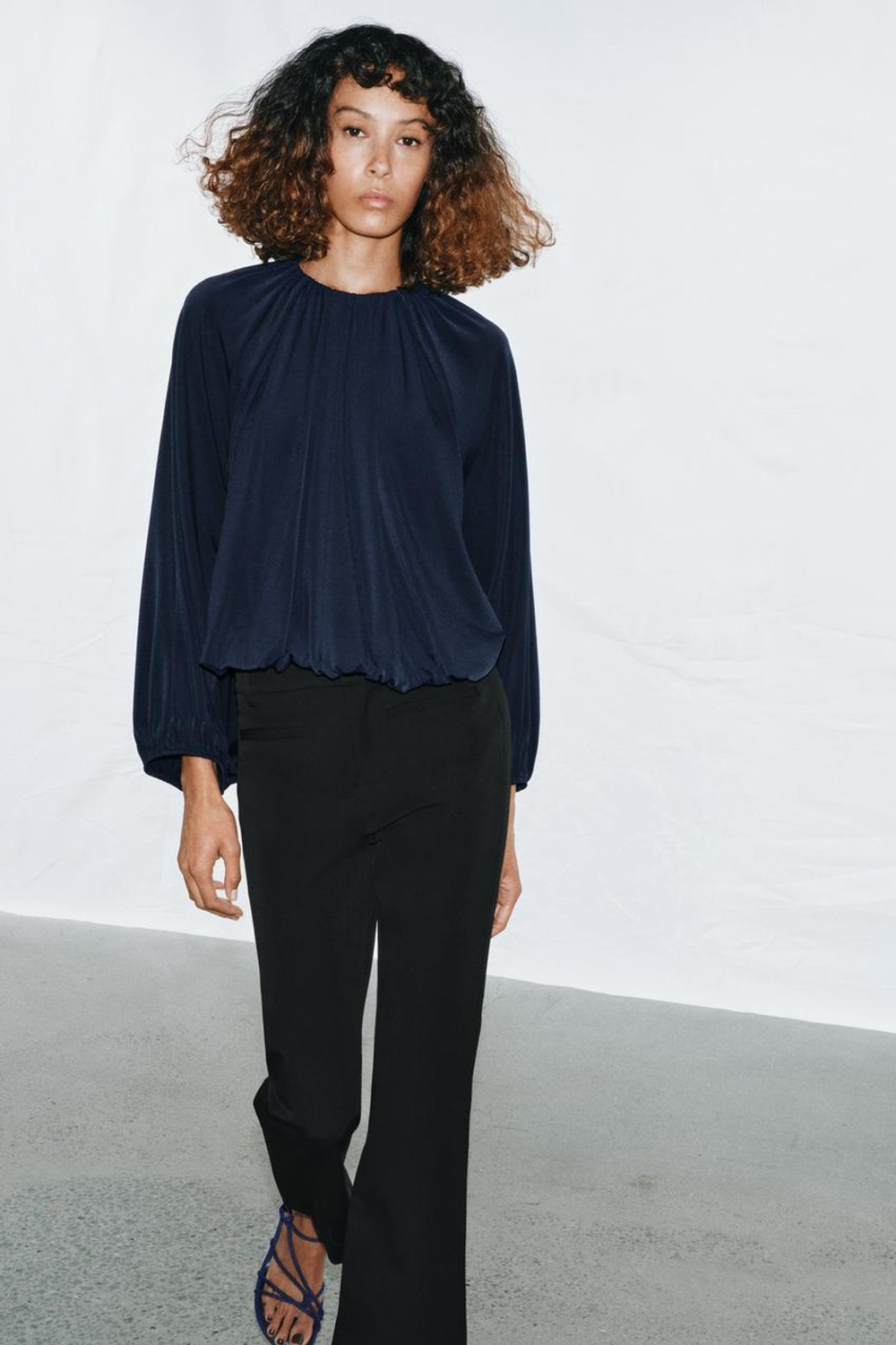 ZARA ТОП С ОБЪЕМНЫМИ РУКАВАМИ И РАЗРЕЗАМИ, СИНИЙ