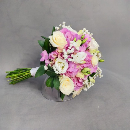 Букет невесты с бутоньеркой с гортензией и белыми розами