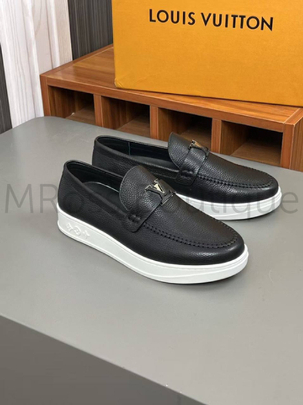 Мужские лоферы Louis Vuitton Resort черного цвета с белой подошвой