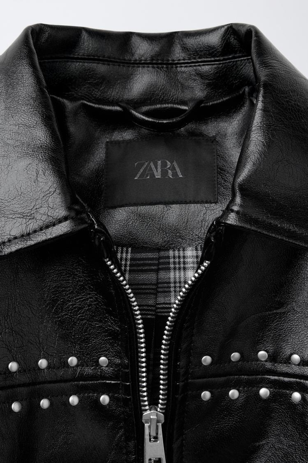 ZARA КУРТКА ИЗ ИСКУССТВЕННОЙ КОЖИ С ЗАКЛЕПКАМИ, ЧЕРНЫЙ