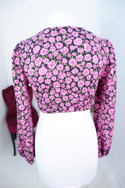 Блузка короткая, визуально 42 размер