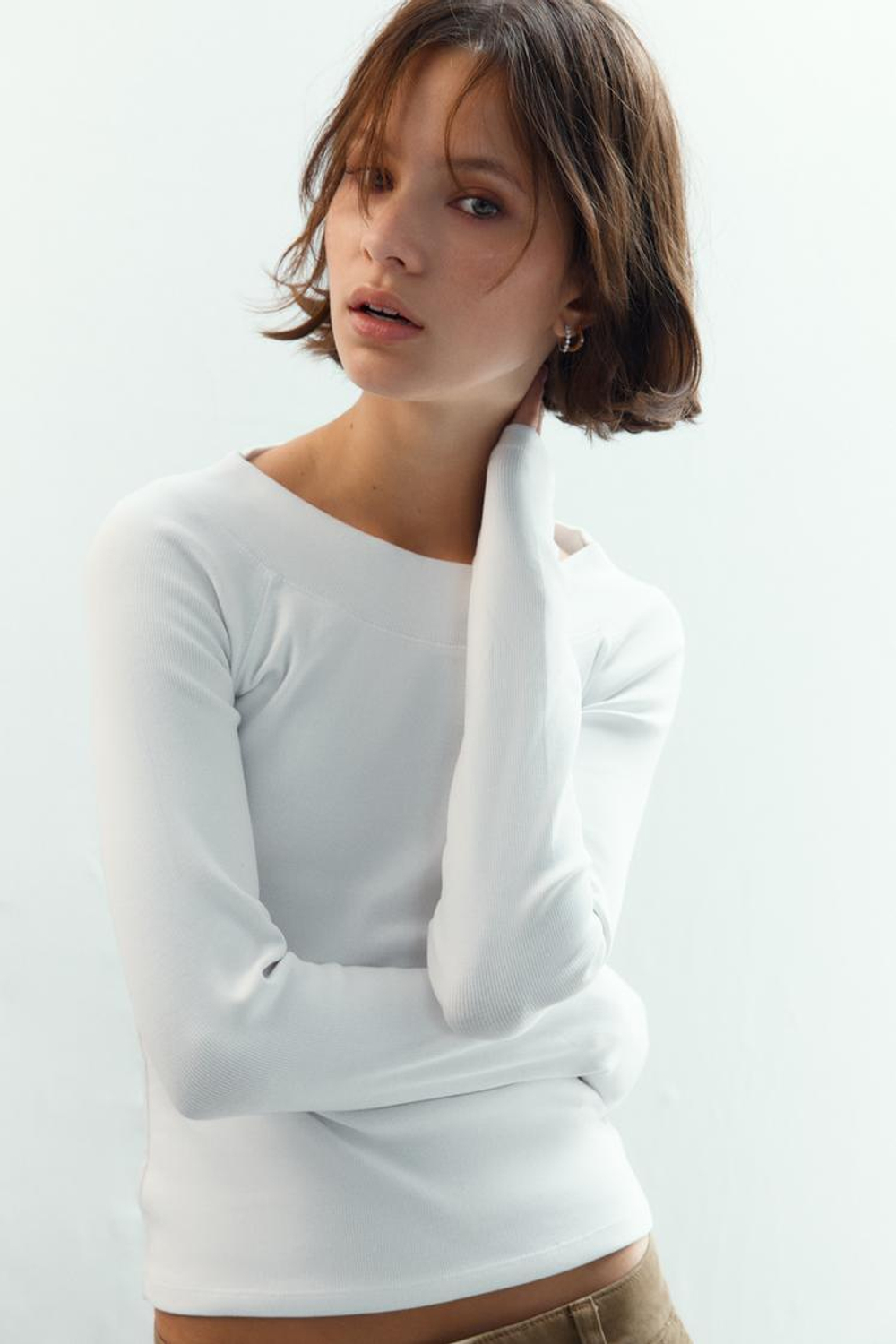 ZARA ФУТБОЛКА В РУБЧИК С ВЫРЕЗОМ «ЛОДОЧКА», БЕЛЫЙ