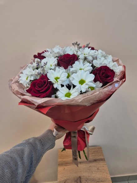 Роза красная с хризантемой кустовой сборный букет