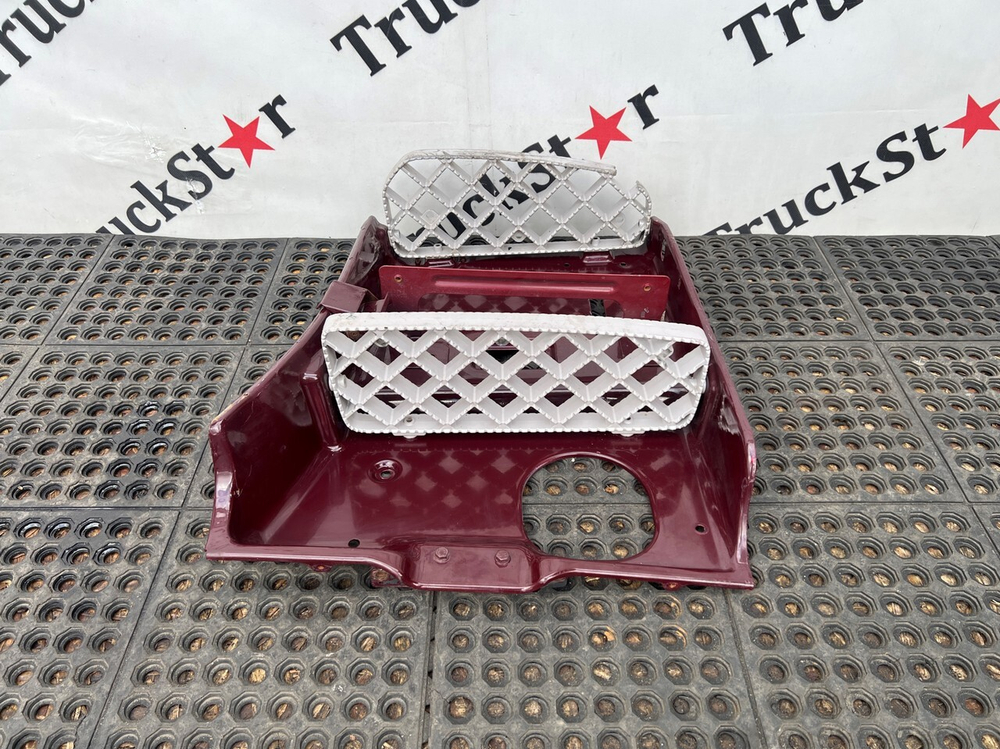 Корпус подножек левый