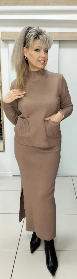 Трикотажный юбочный костюм в цвете капучино