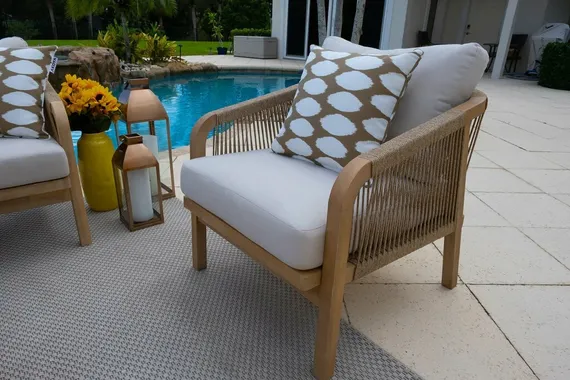 Комплект уличной мебели Ravona из массива акации, 2-местный диван, 2 кресла, столик