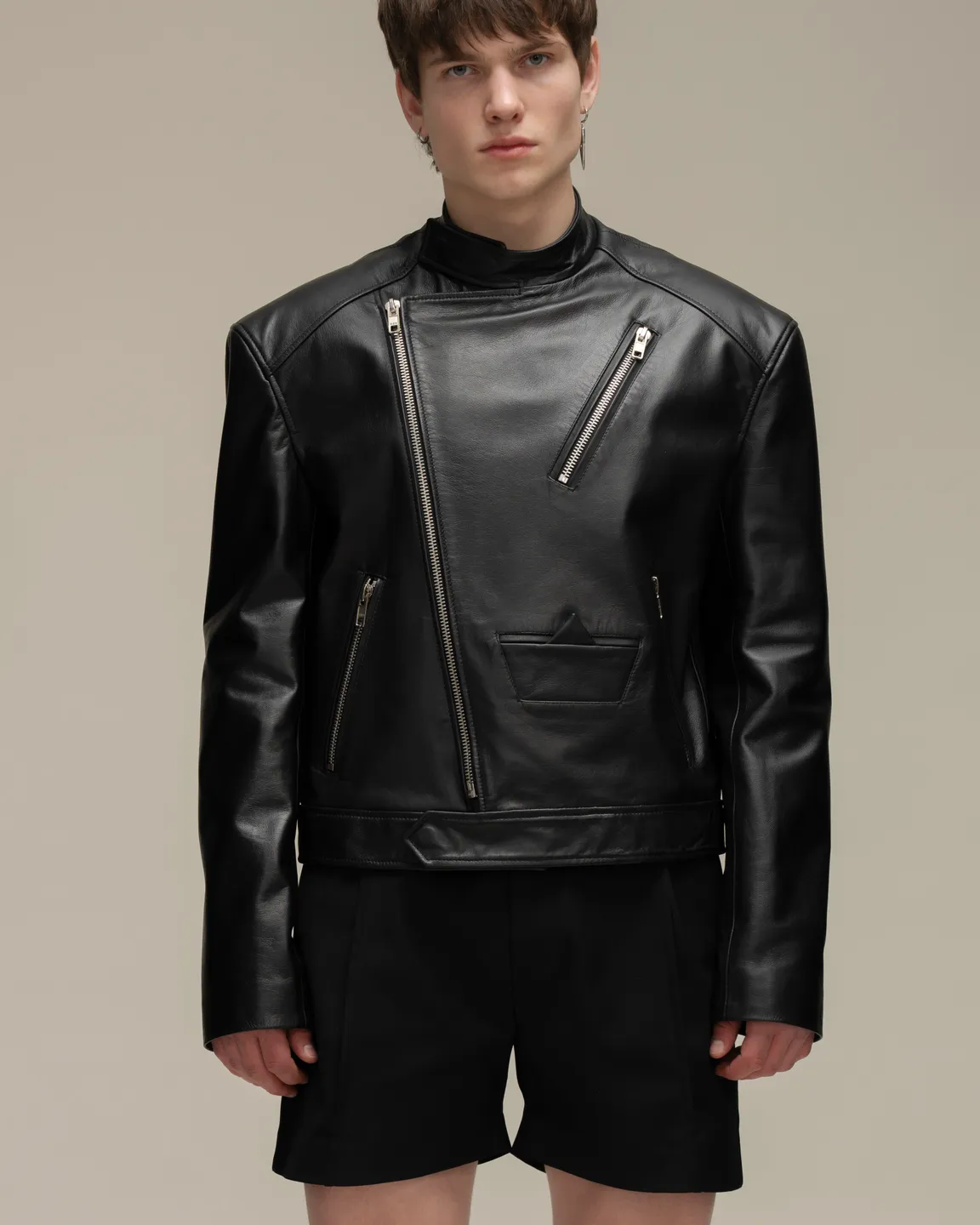 Черная кожаная куртка 