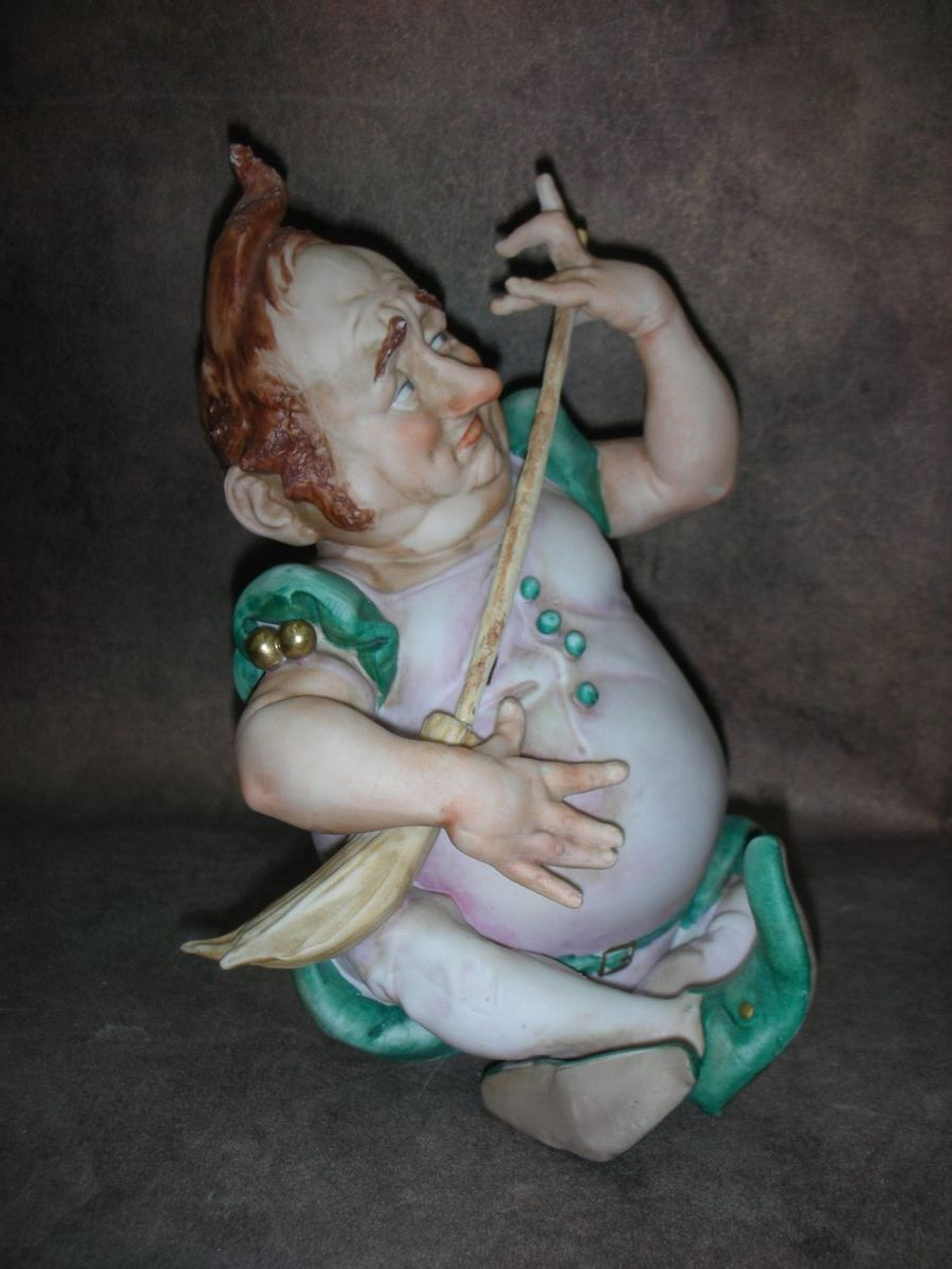 Статуэтка. Фарфор. Гитарист с метлой. Capodimonte. Италия