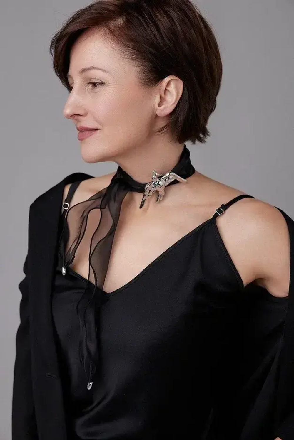 Колье Serenity птица в оттенке серебро на черной ленте из органзы