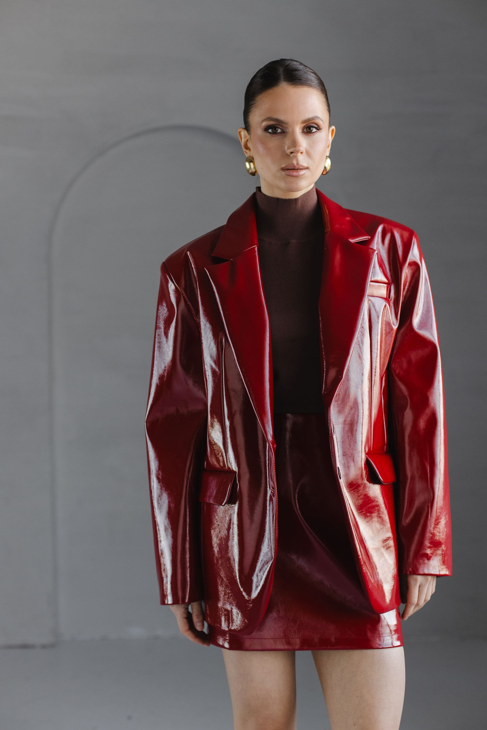 Жакет из эко-кожи однобортный лаковый бордо