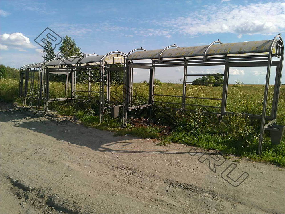Остановка из каленого стекла с рекламными щитами