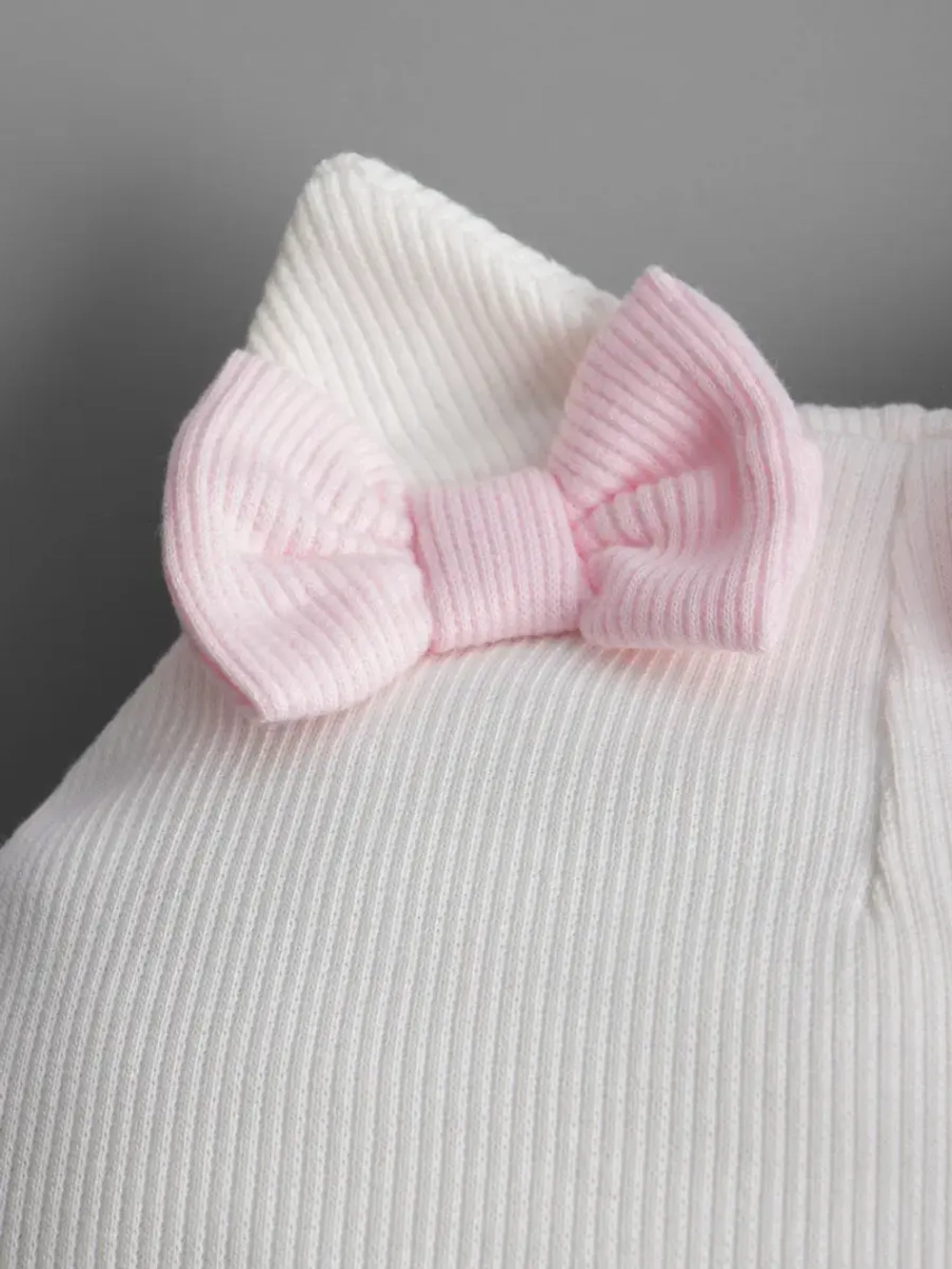 Осенняя шапка для девочки с ушками и снуд