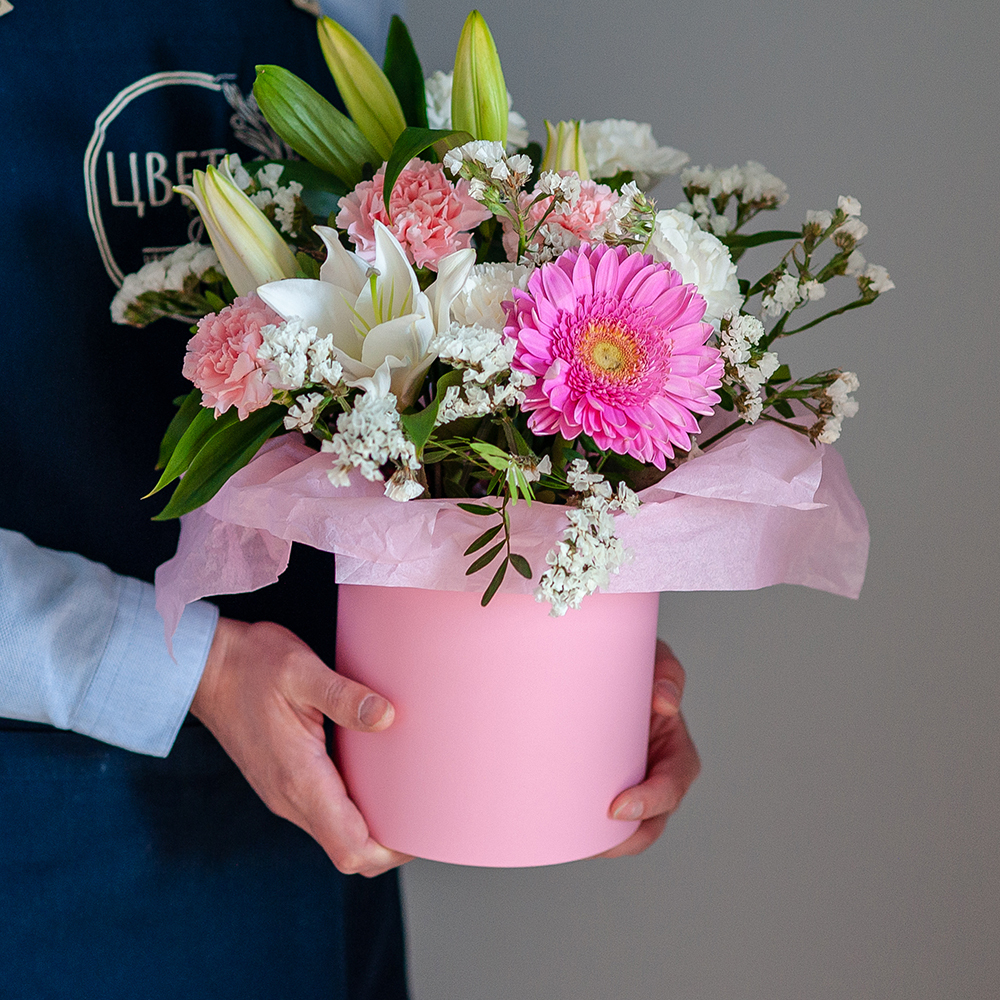 Сборный букет с лилией и герберой с шляпной коробке