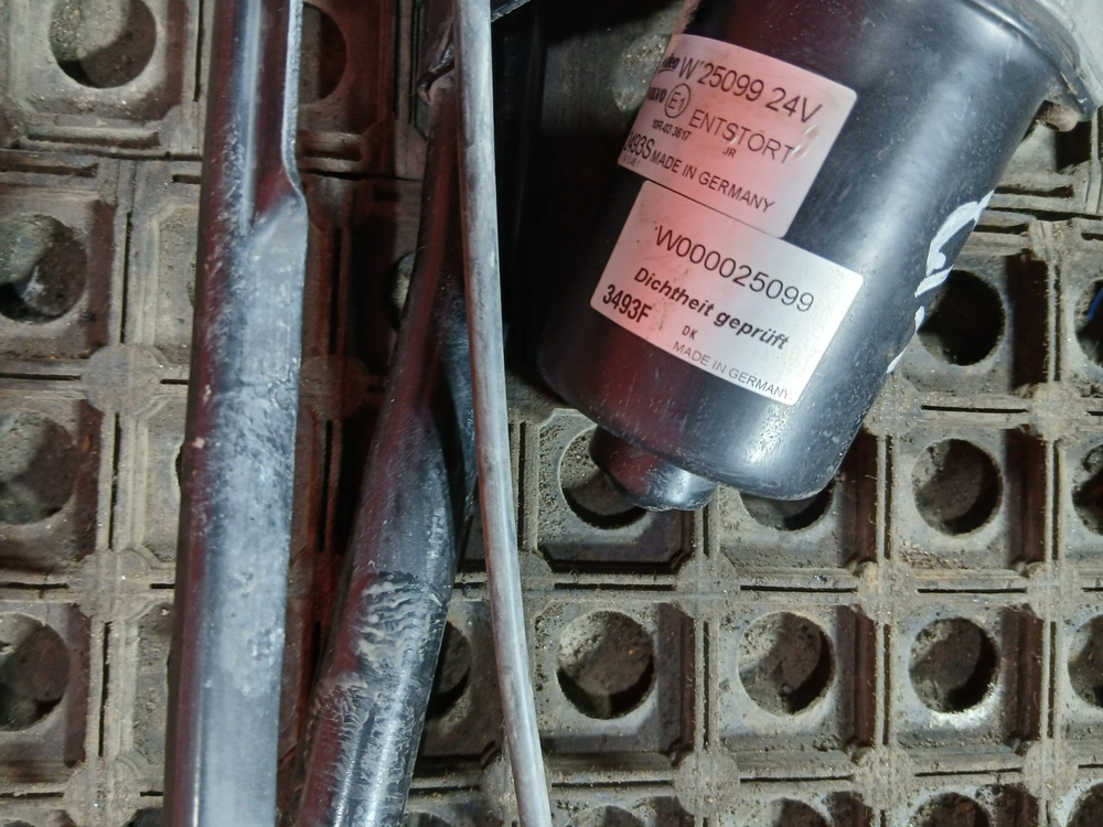 Трапеция стеклоочистителей в сборе