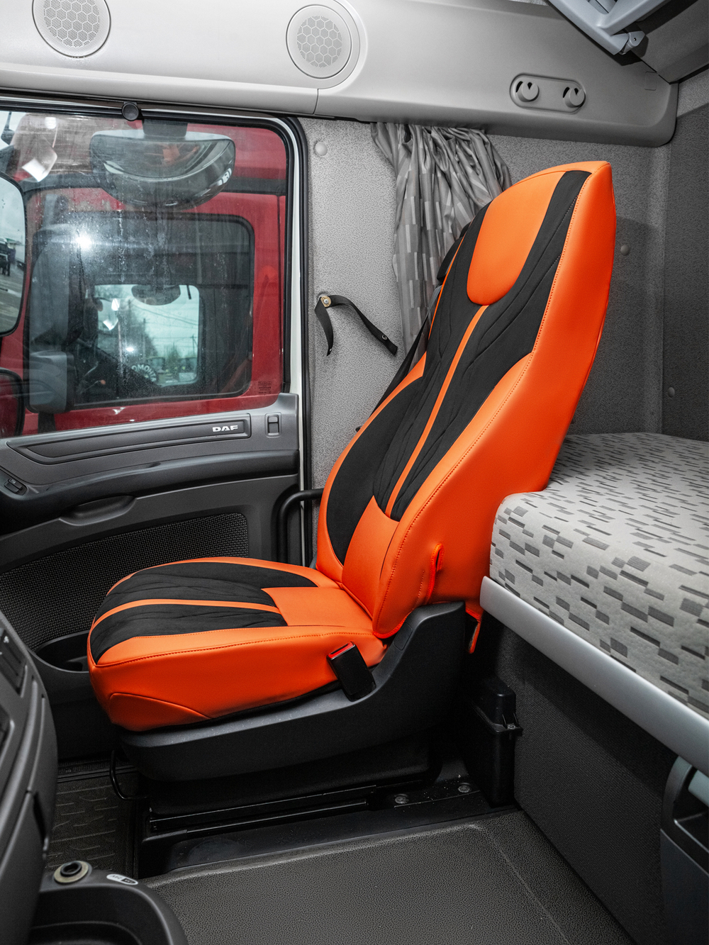 Чехлы Люкс DAF XF 106 (экокожа, оранжевый, черная вставка)