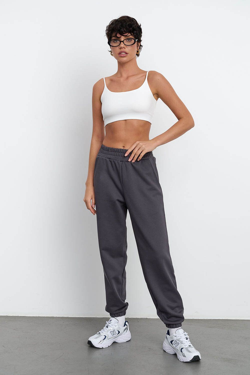 Свободные джоггеры без начеса из премиум футера цвета антрацит