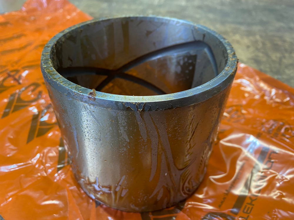 Втулка 421-70-11261