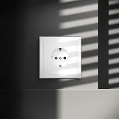 Розетка встраиваемая VOLTUM S70 с заземлением и защитными шторками, 16А, (белый глянцевый)