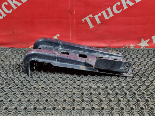 Кронштейн крыла переднего