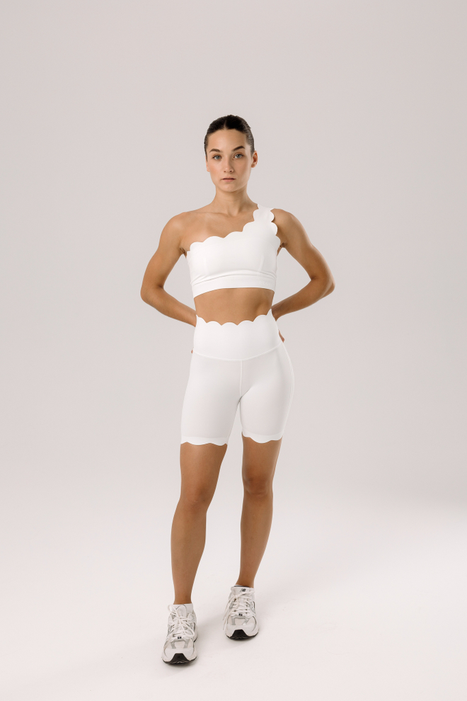 Топ с волнообразными краями на одно плечо