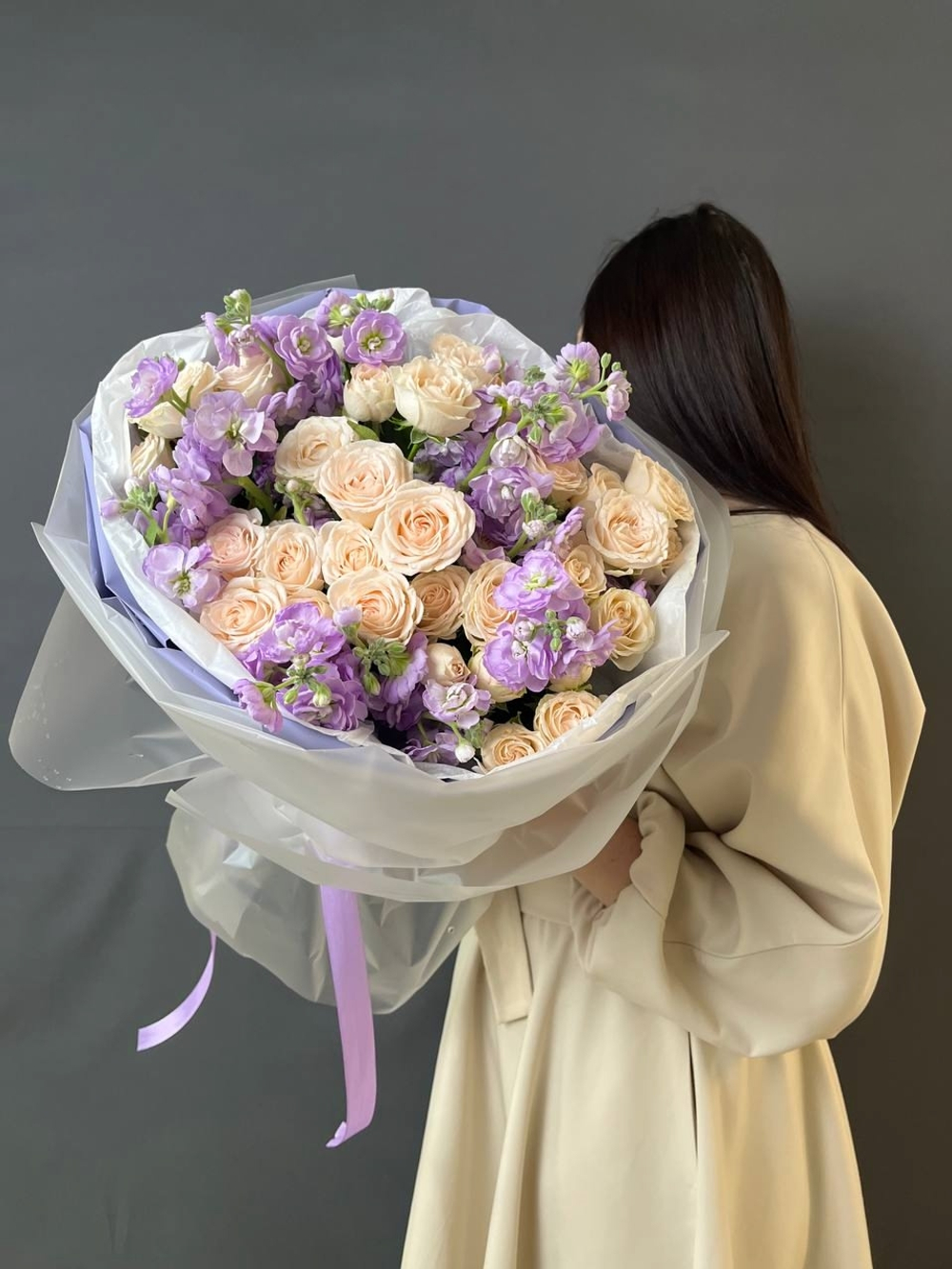 Нежный букет с кустовыми розами и маттиолой