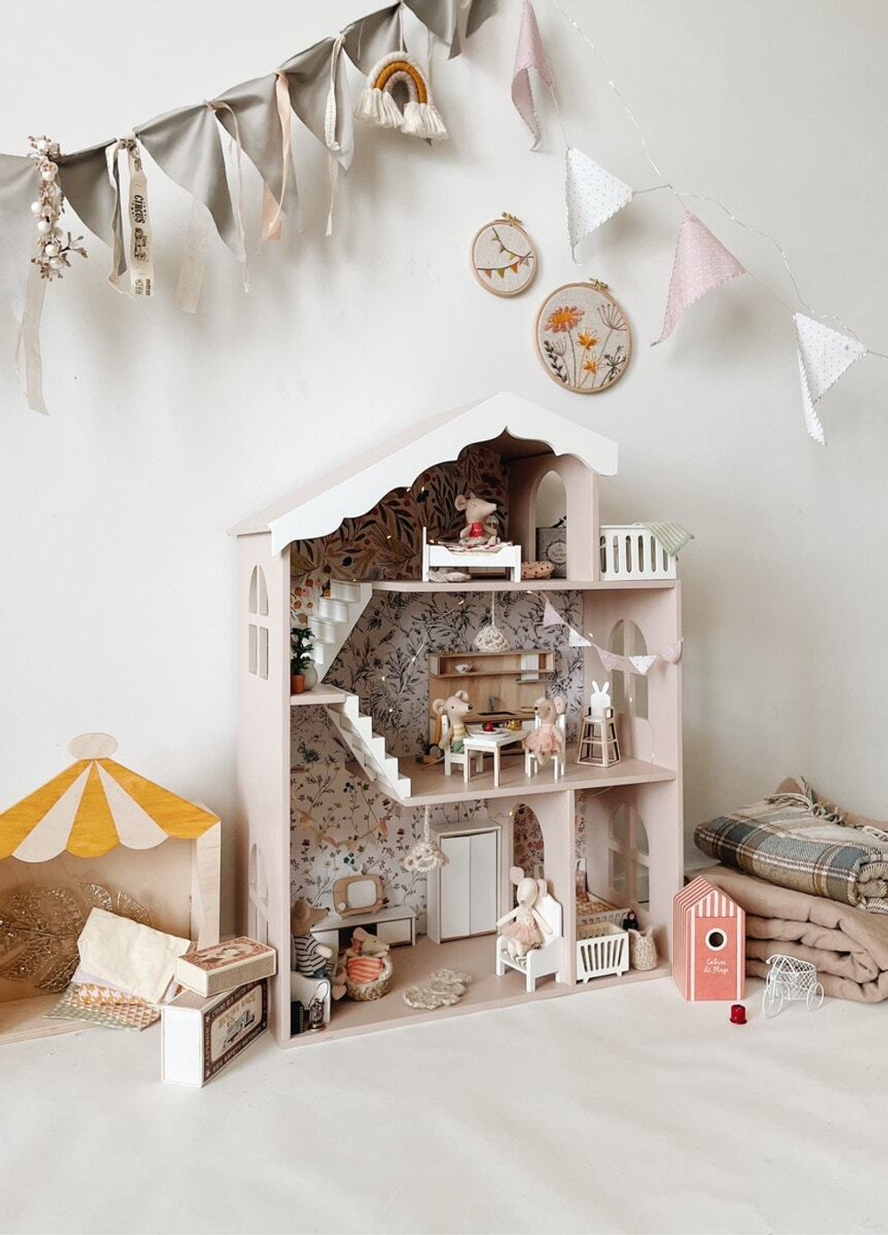 Кукольный домик с мебелью в пудровом цвете