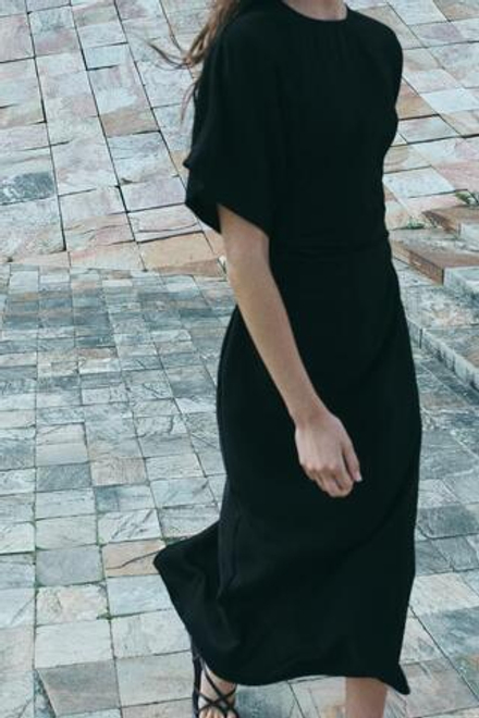 ZARA ПЛАТЬЕ ОБЛЕГАЮЩЕГО КРОЯ СО СБОРКАМИ, ЧЕРНЫЙ