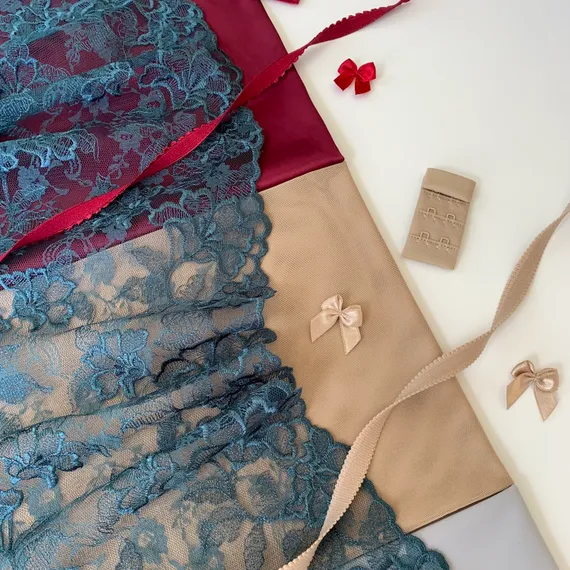 Вышивка на сетке изумруд 20 см