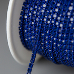 Матовая стразовая цепь, 2мм, темно-синий кристалл в синих цапах