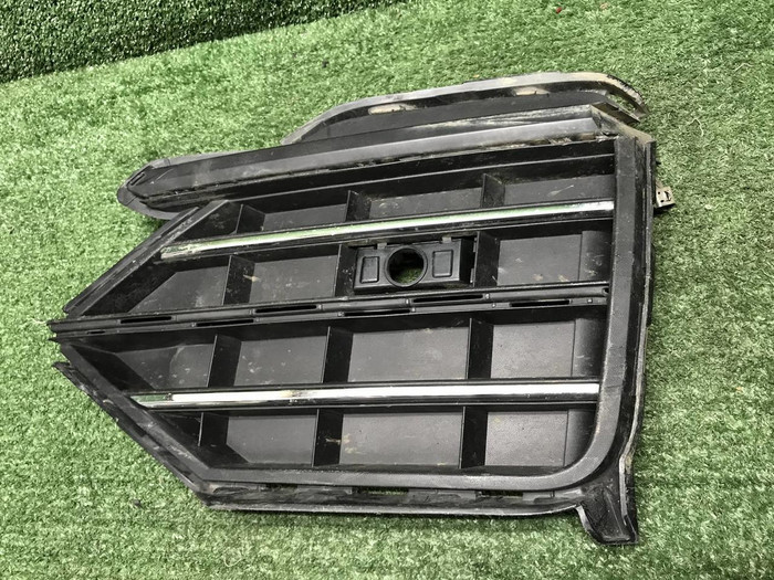 Решетка переднего бампера VW Touareg 3 (18-23)