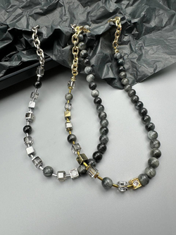 Колье асимметричное с кошачим глазом и кубиками Swarovski, оттенок серебро