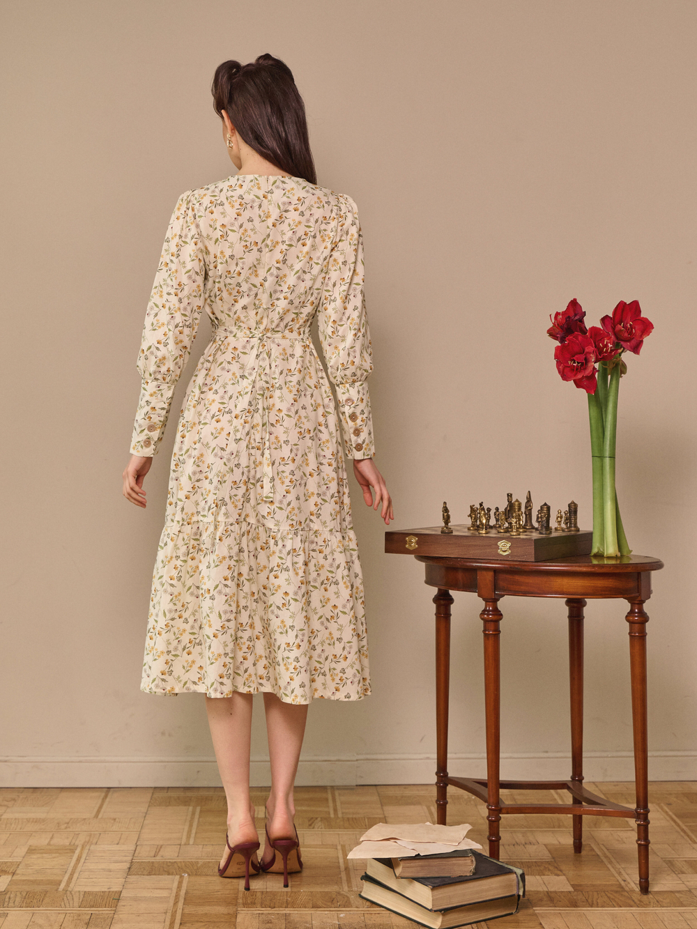 Платье с широкими манжетами