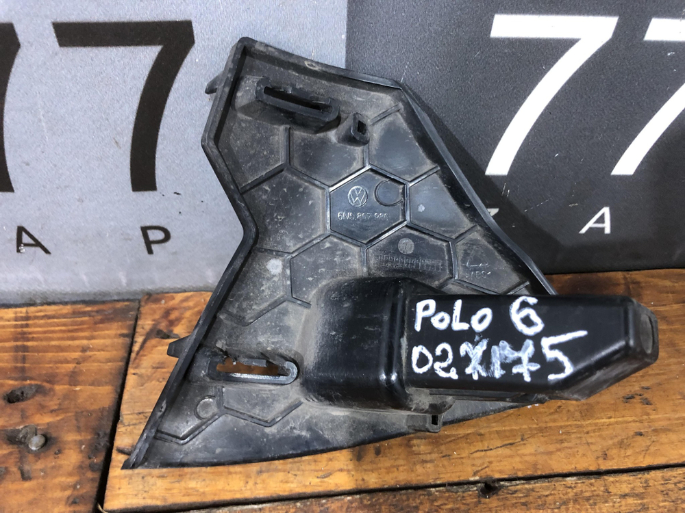 Кронштейн решетки радиатора VW Polo 6 20-нв Б/У Оригинал 6n5807986