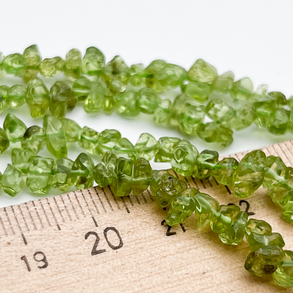 Хризолит бусины, крошка 3-6 мм, цена за нить 38 см