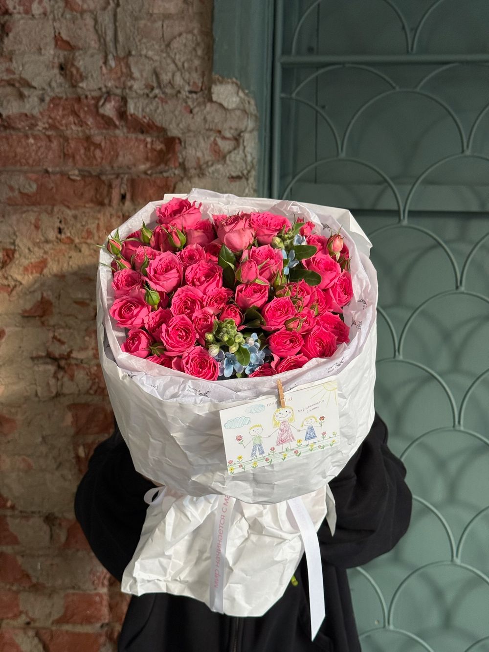 Букет из яркой кустовой пионовидной розы и оксипеталума