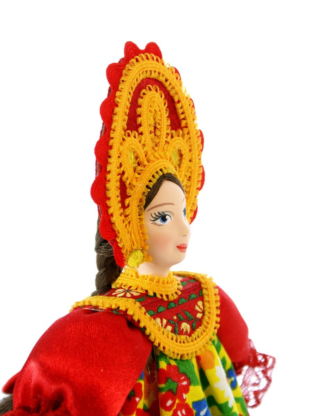 Кукла коллекционная в девичьем праздничном костюме.