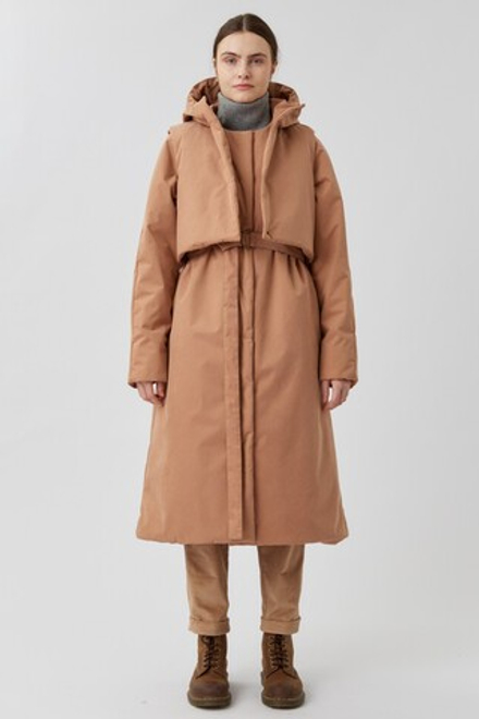 Утепленное пальто из бархатистой мембраны цвета корицы с жилетом