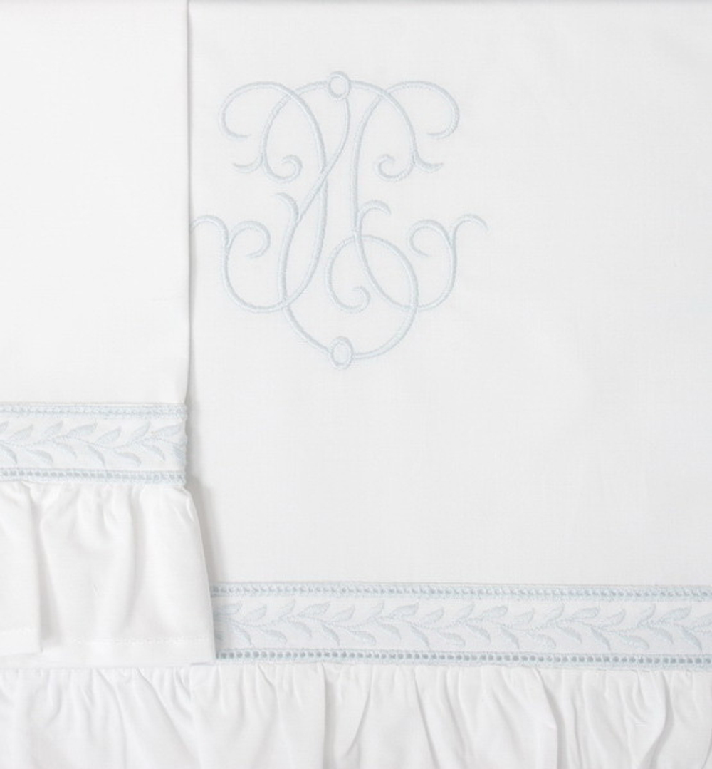 Бампер для детской кроватки Вензель белый с голубым от Bovi вышивка